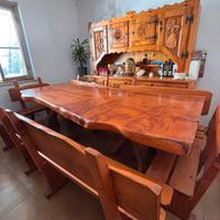 Tavolo in legno massello con panche e credenza