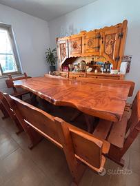 Tavolo in legno massello con panche e credenza