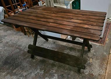 Tavolo in legno da esterno