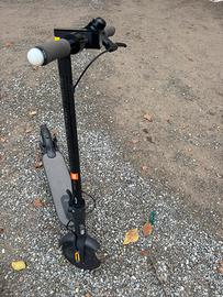 Xiaomi Electric Scooter Essential con frecce