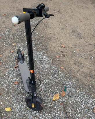 Xiaomi Electric Scooter Essential con frecce