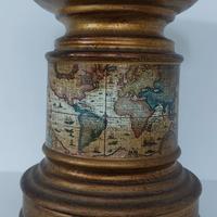 Lume d'epoca con carta geografica