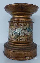 Lume d'epoca con carta geografica