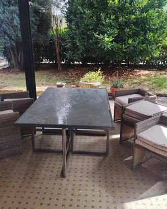 Tavolo e sedie da giardino