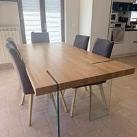 Tavolo da pranzo moderno e sedie