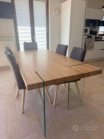 Tavolo da pranzo moderno e sedie