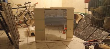 un mobiletto/specchiera da bagno sospesa