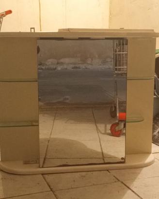 un mobiletto/specchiera da bagno sospesa