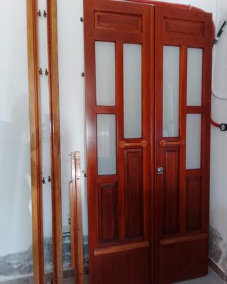 Portone in legno massello.