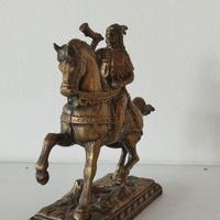 Scultura antica raffigurante il cavaliere in bronz