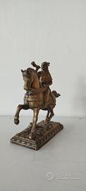 Scultura antica raffigurante il cavaliere in bronz