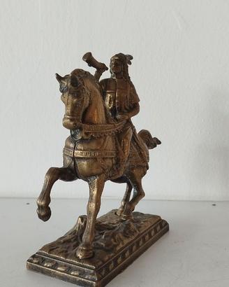 Scultura antica raffigurante il cavaliere in bronz