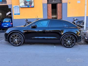 Porsxhe Macan electric 4