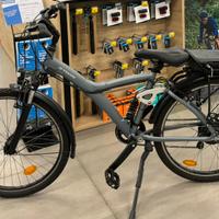 Bici btwin elettrica con ammortizzatore.