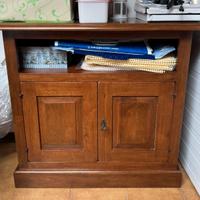 Armadietto porta TV multiuso in legno su ruote