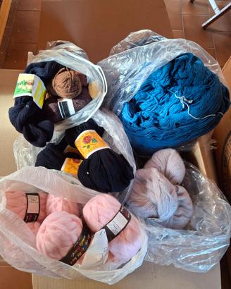 Gomitoli/matasse di lana nuovi