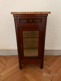 Mobiletto in legno con piano in marmo