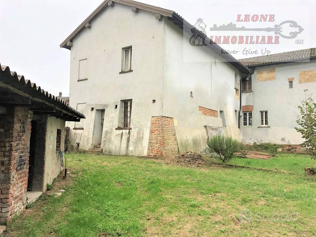 Rustico / Casale di 210 m² con più di 5 locali a M - Altro