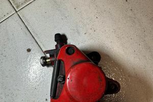 Pinza grimeca rossa con pastiglie