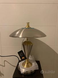 Lampada da tavolo a forma di fungo