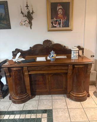 Antica credenza in stile vittoriano , XIX secolo