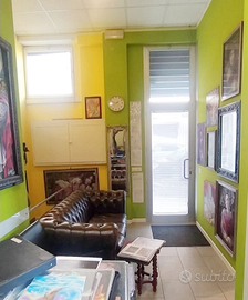 Stanza e seminterrato a uso commerciale