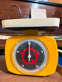Bilancia vintage Jolly CIBA modernariato gialla