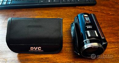 Fotocamera videocamera nuova con accessori 