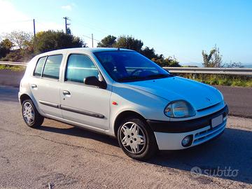 Clio 2, anno 1998, cilindrata 1.4, 55KW, 5 porte.