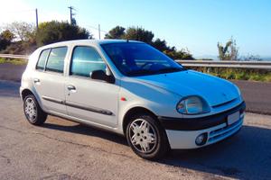 Clio 2, anno 1998, cilindrata 1.4, 55KW, 5 porte.
