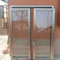 Finestre e una porta in alluminio