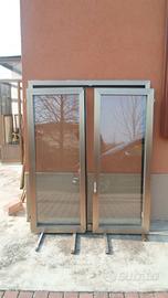 Finestre e una porta in alluminio