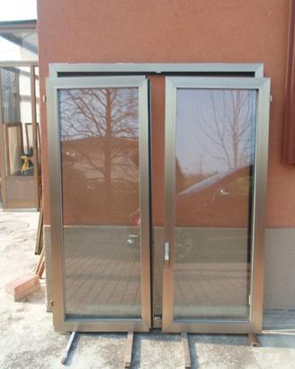 Finestre e una porta in alluminio