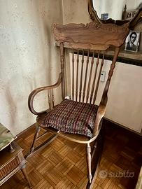 Elegante Sedia a Dondolo Vintage in Legno Massello