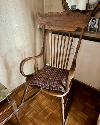 Elegante Sedia a Dondolo Vintage in Legno Massello