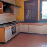 CUCINA CON PIANO IN GRANITO NERO 