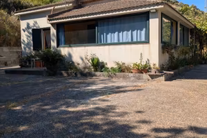 Lungovalle proprietà indipendente con terreno