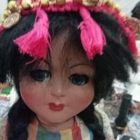 Bambola antica di colore.