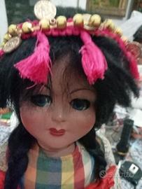 Bambola antica di colore.