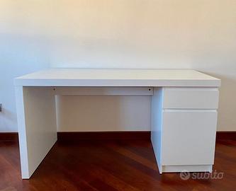 Scrivania Ikea con cassettiera