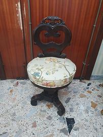 Sgabello per pianoforte antico