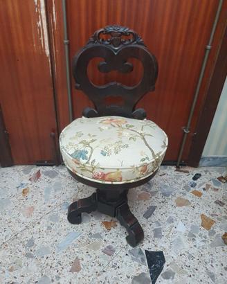 Sgabello per pianoforte antico