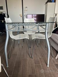 Tavolo in vetro più sedie