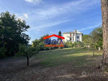 Villa di 738 m² con più di 5 locali a Marzano Appi