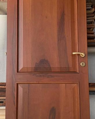 Porta in NOCE NAZIONALE FERRERO LEGNO con telaio.