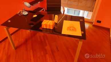 scrivania in cristallo nero