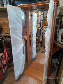 vetrina in legno e vetro