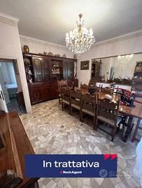 AMPIO TRILOCALE CON POSTO AUTO E CANTINA