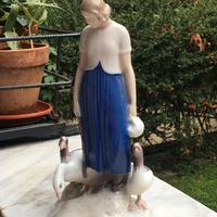 Statuina Bing & Grondahl  "contadina con 3 oche"