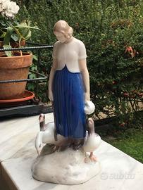 Statuina Bing & Grondahl  "contadina con 3 oche"